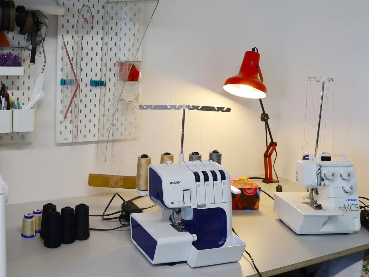 Overlockmaschinen im Atelier