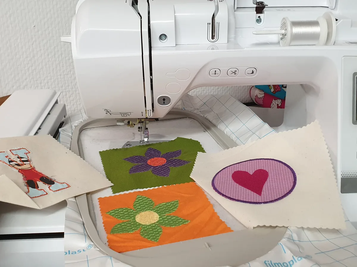 Fertige Stickmotive an der Stickmaschine