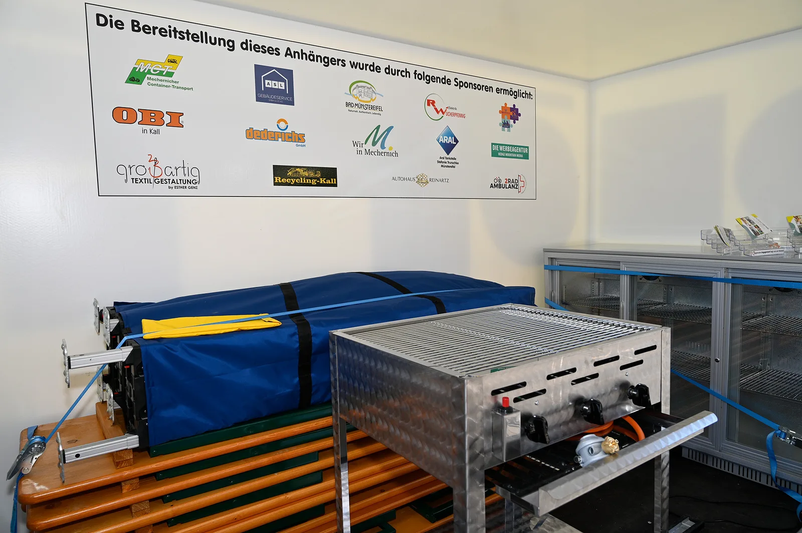 Festwagen von „Ein Fest auf Rädern“ mit Sponsorentafel, auf der auch großartig Textilgestaltung gelistet ist