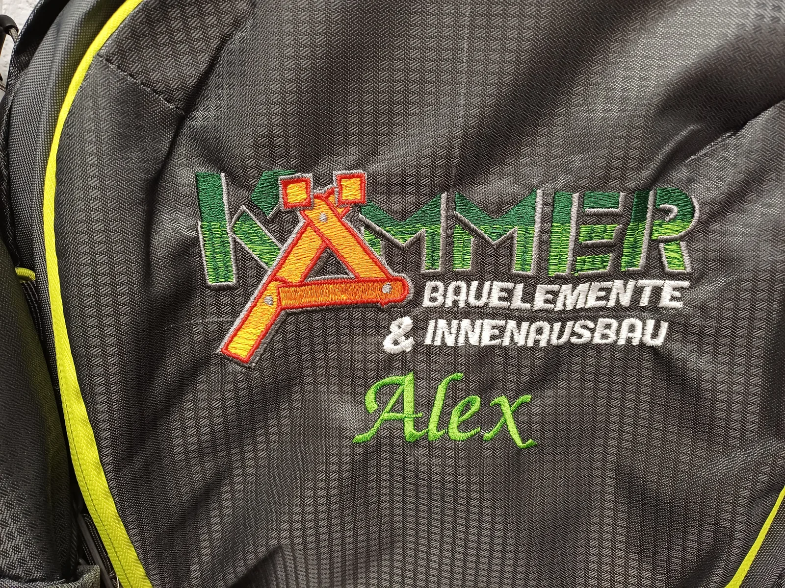 Firmenlogo, gestickt auf eine Arbeitsjacke