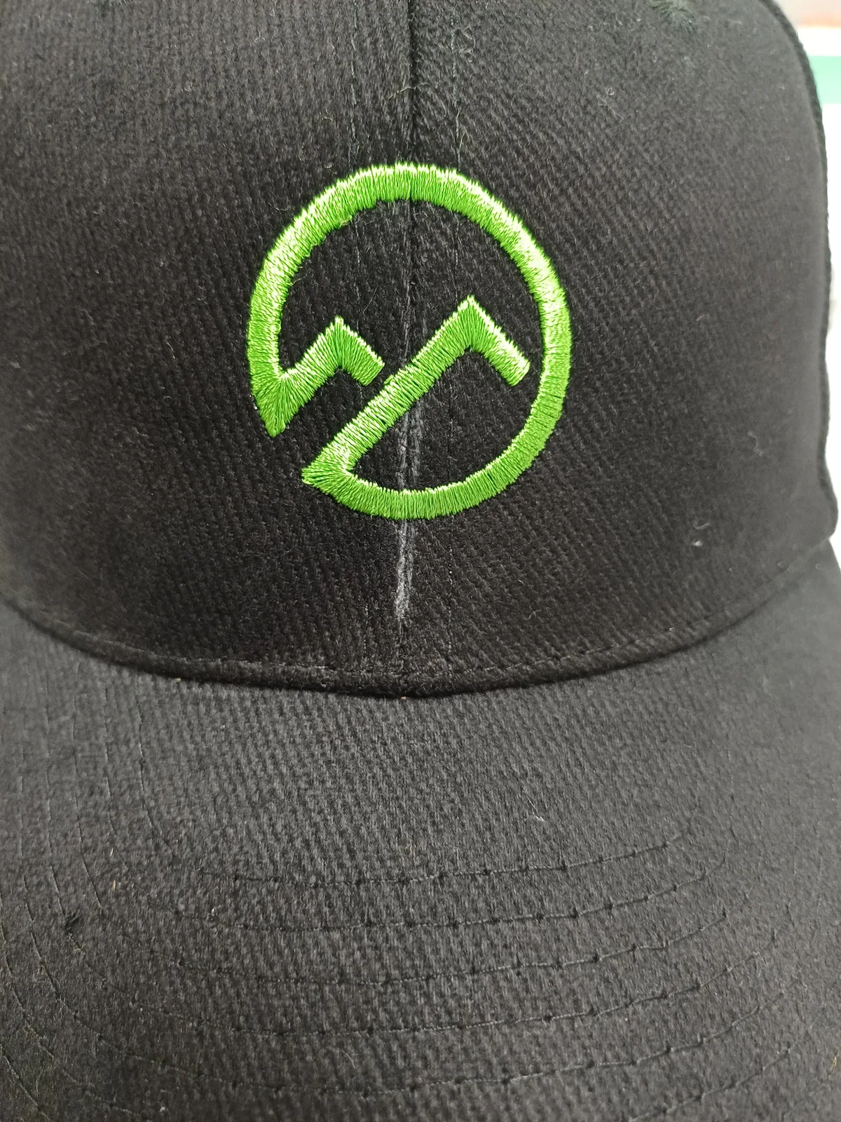 Firmenlogo, gestickt auf eine Cap