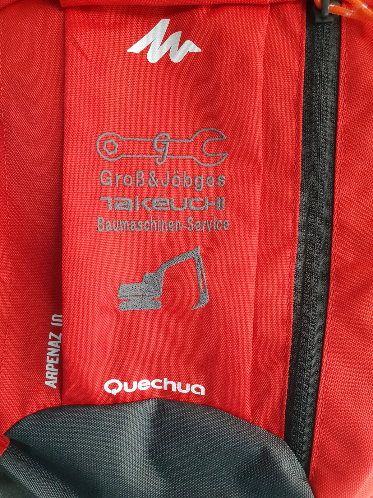 Firmenlogo mit Werkzeug-Motiv, gestickt auf einen Rucksack