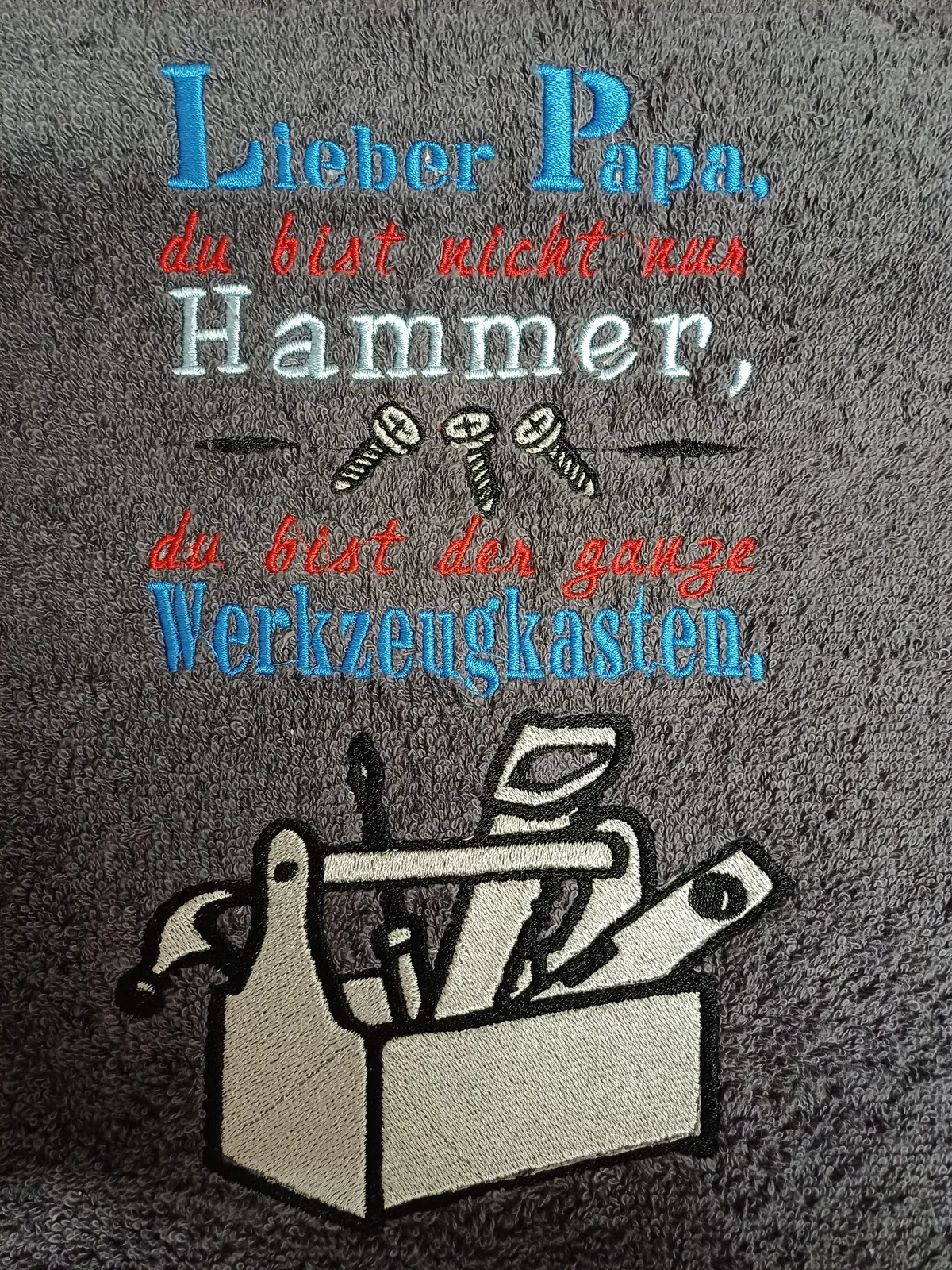 Persönlicher Spruch mit Werkzeugkasten-Motiv, gestickt auf ein Handtuch