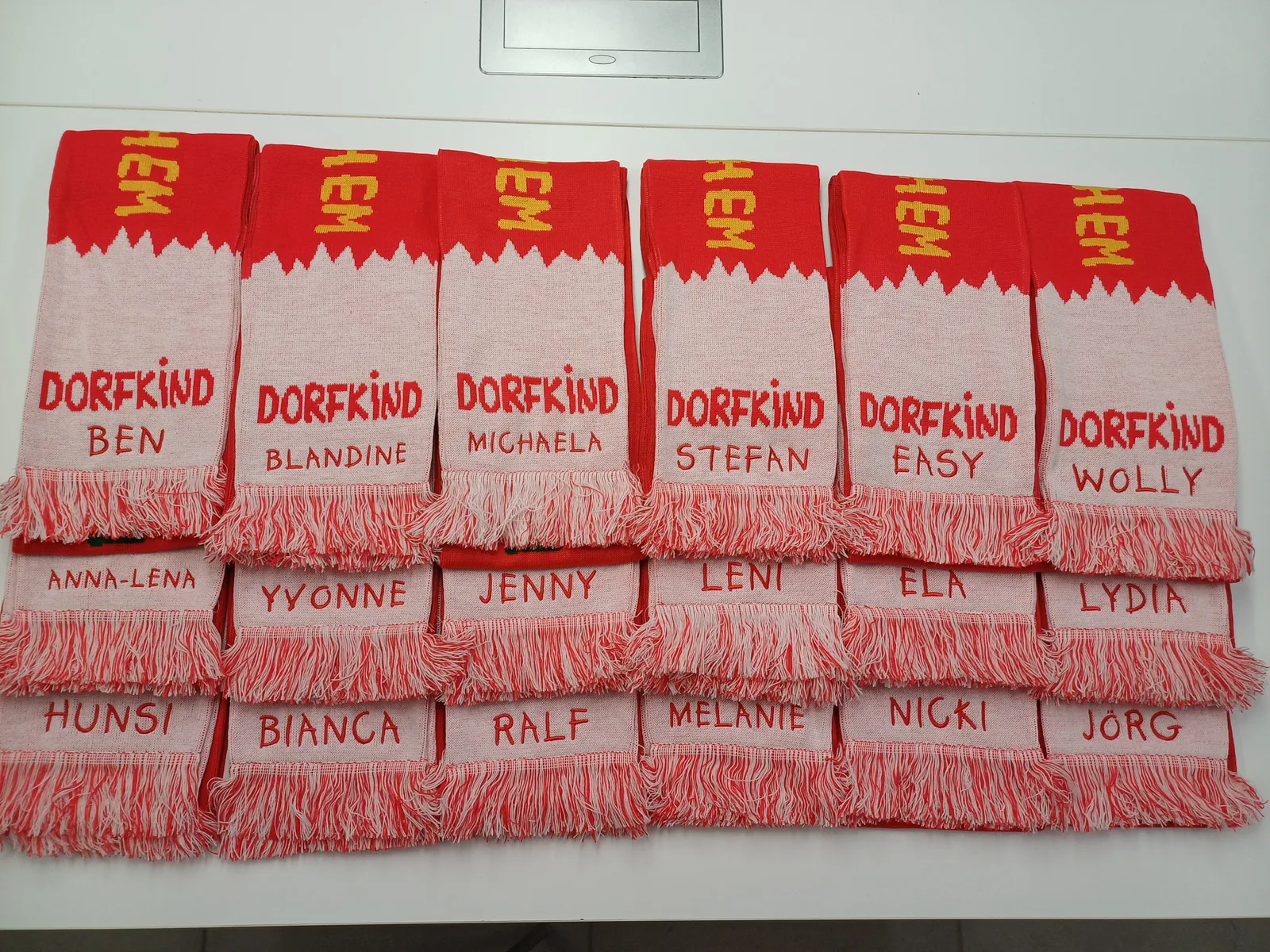 Personalisierte Namen, gestickt auf Fanschals