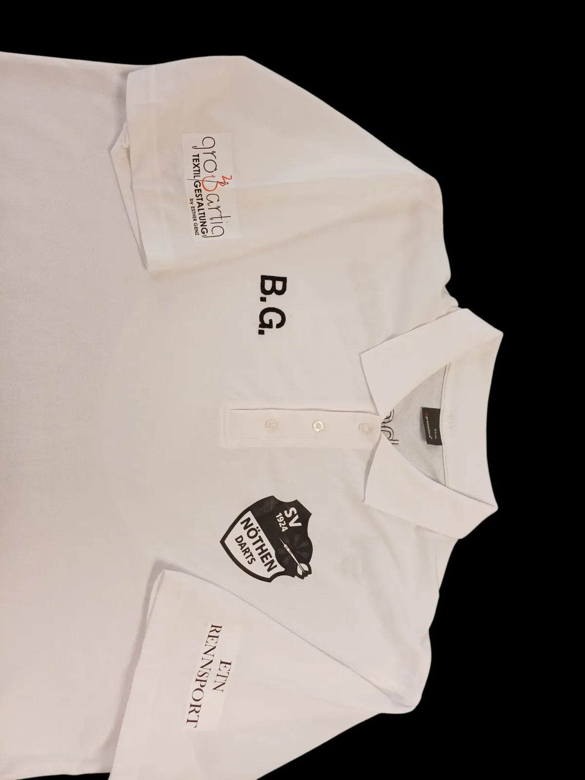Polo-Shirt mit Vereinslogo und Namenskürzel im Druck, Detailansicht