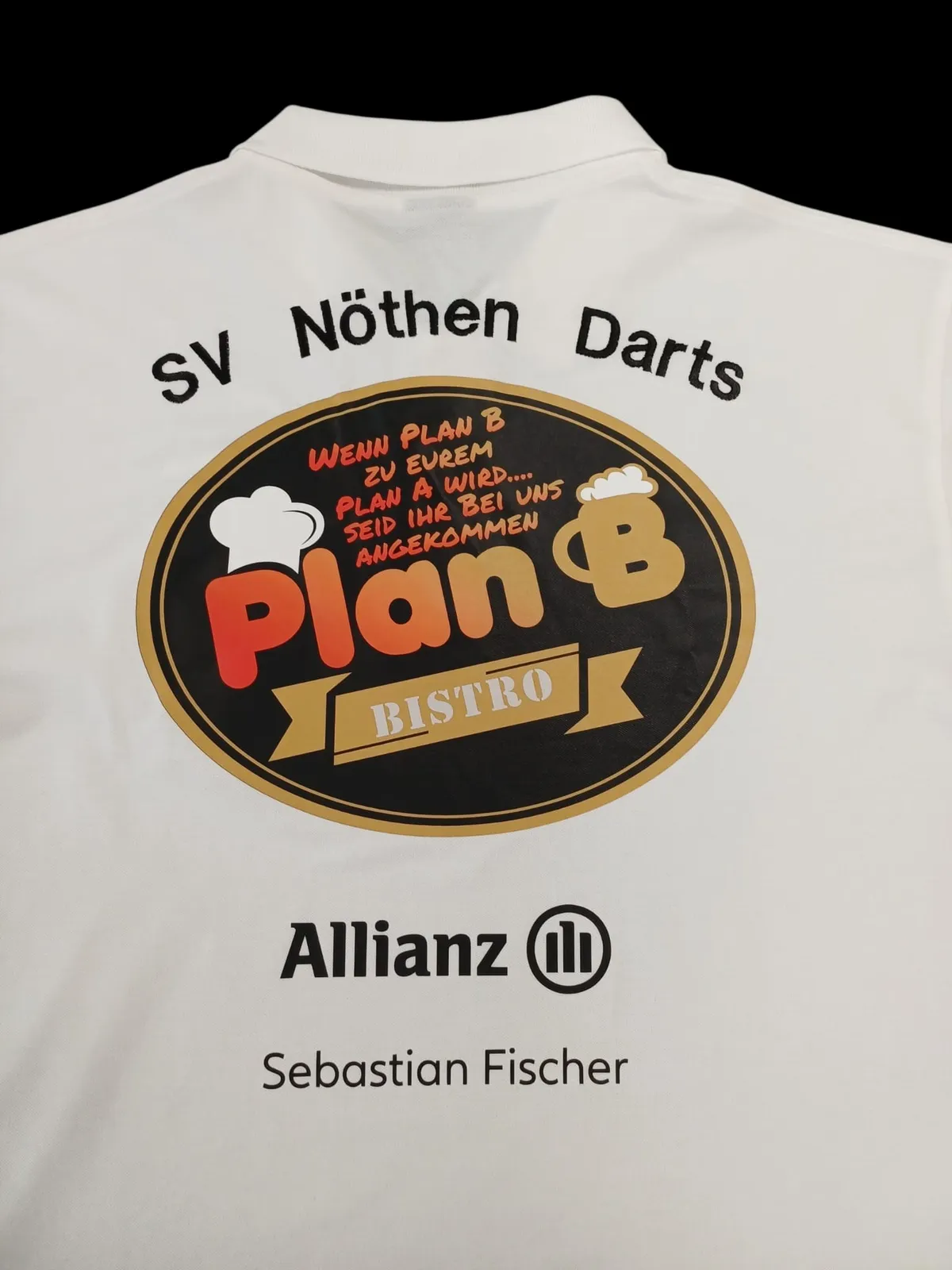 Vereins- und Sponsorenlogo, gedruckt auf den Rücken eines Polo-Shirts